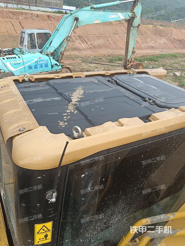 驾驶室顶部(整机外观) 驾驶室顶部(整机外观)