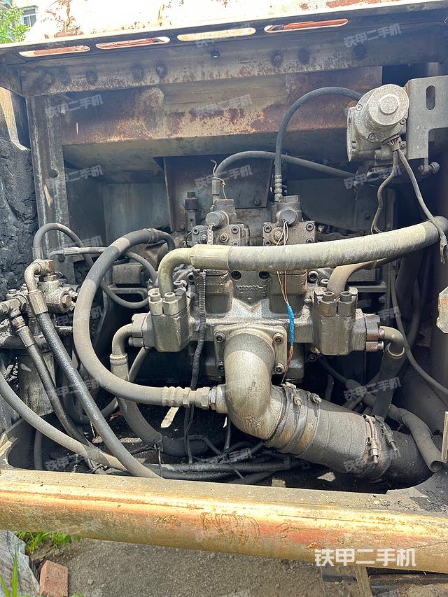 液压泵舱室正面整体(整机外观) 液压泵舱室正面整体(整机外观)