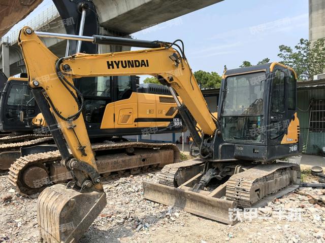 現(xiàn)代R 60VS挖掘機(jī)
