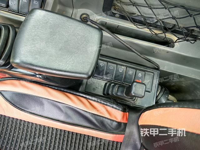 座椅右側(cè)控制臺/鑰匙門/油門/含右手柄(駕駛室部分) 座椅右側(cè)控制臺/鑰匙門/油門/含右手柄(駕駛室部分)