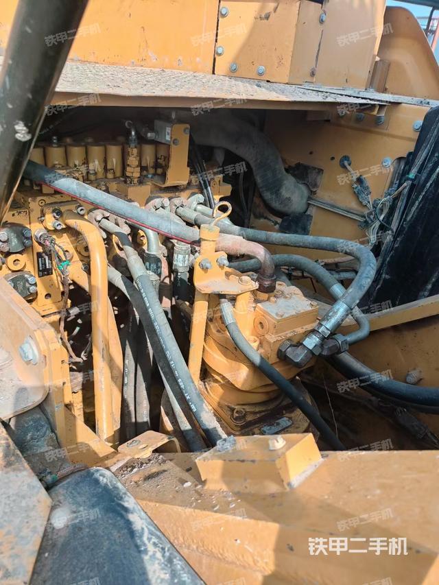 回转马达和主控阀(整机外观) 回转马达和主控阀(整机外观)