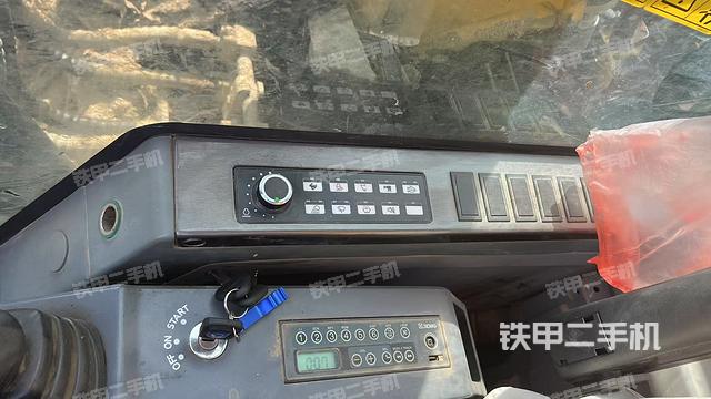 座椅右側(cè)控制臺/鑰匙門/油門/含右手柄（駕駛室部分）