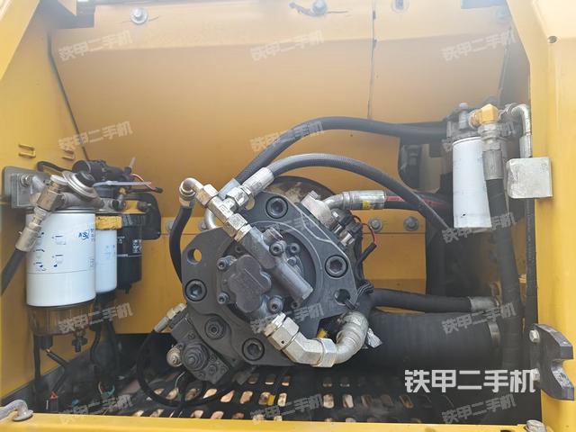 液壓泵艙室正面整體(整機外觀) 液壓泵艙室正面整體(整機外觀)