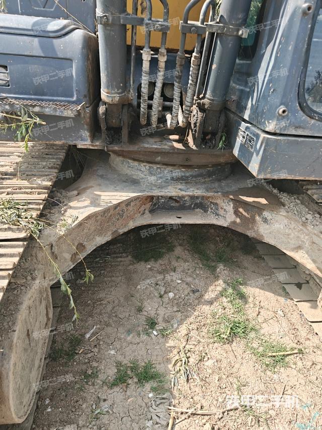 轉(zhuǎn)盤(pán)和下車(chē)架正前(工作和回轉(zhuǎn)裝置) 轉(zhuǎn)盤(pán)和下車(chē)架正前(工作和回轉(zhuǎn)裝置)