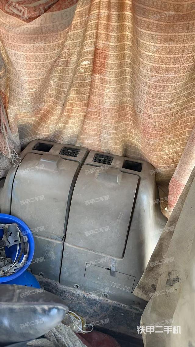 驾驶室顶部(整机外观) 驾驶室顶部(整机外观)