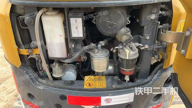 液压泵舱室正面整体(整机外观) 液压泵舱室正面整体(整机外观)