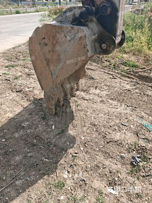 鏟斗右后整體(工作和回轉(zhuǎn)裝置) 鏟斗右后整體(工作和回轉(zhuǎn)裝置)