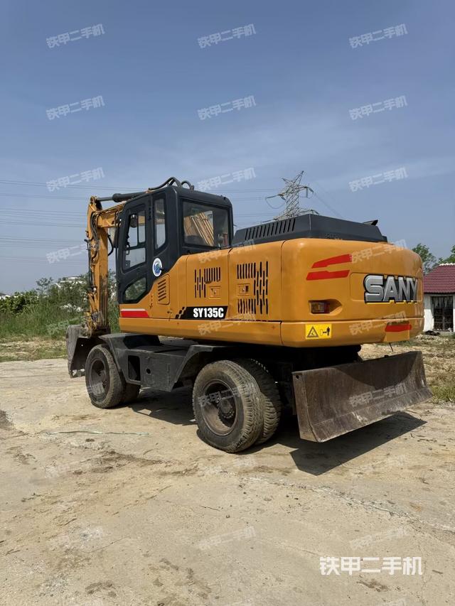 恒特重工HTL135挖掘機(jī)