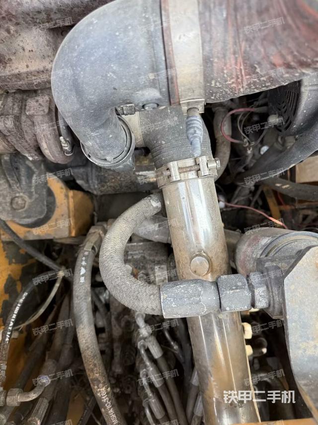 液壓泵艙室正面整體(整機外觀) 液壓泵艙室正面整體(整機外觀)