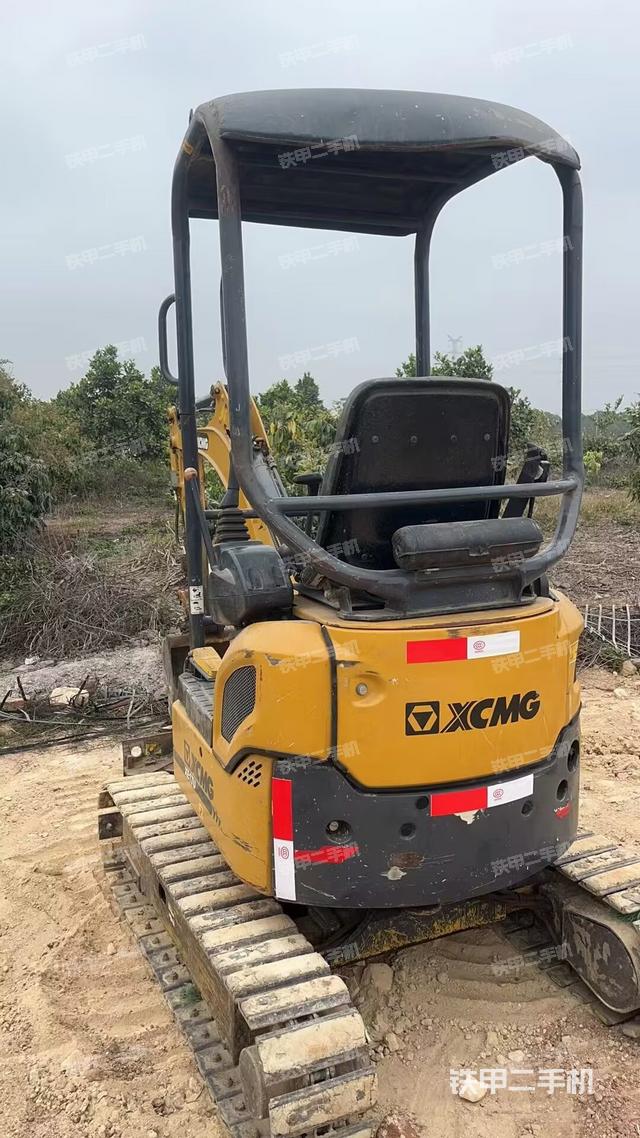 驾驶室顶部(整机外观) 驾驶室顶部(整机外观)