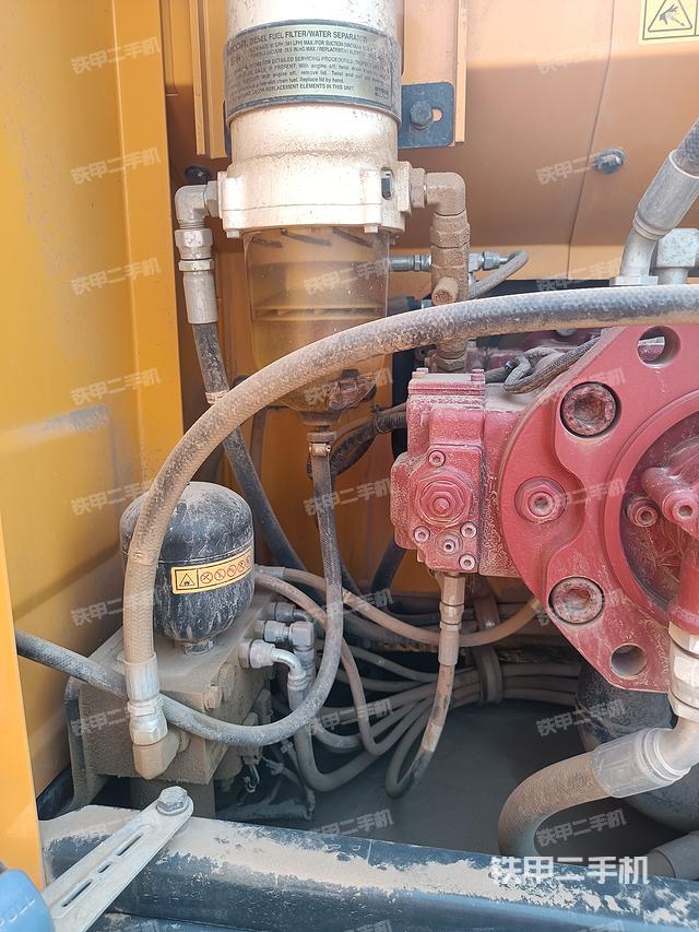 液壓泵艙室正面整體(整機外觀) 液壓泵艙室正面整體(整機外觀)