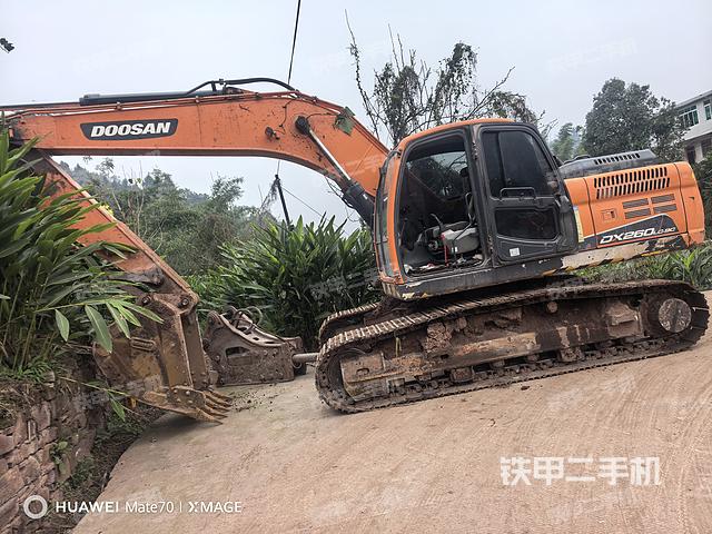 斗山DX220LC-9C挖掘機(jī)