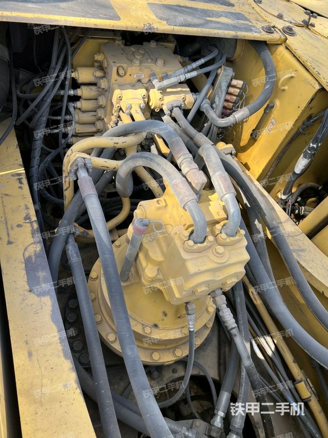 回轉(zhuǎn)馬達(dá)和主控閥（整機(jī)外觀）