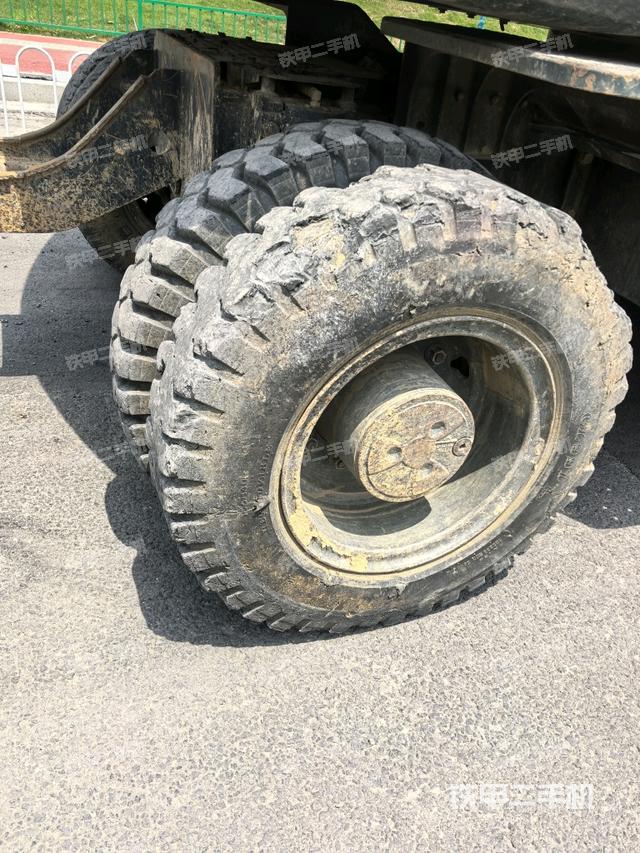 左驅(qū)動輪（行走機構(gòu)）