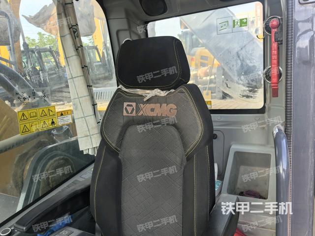 行走控制手柄和踏板?俯拍（駕駛室部分）