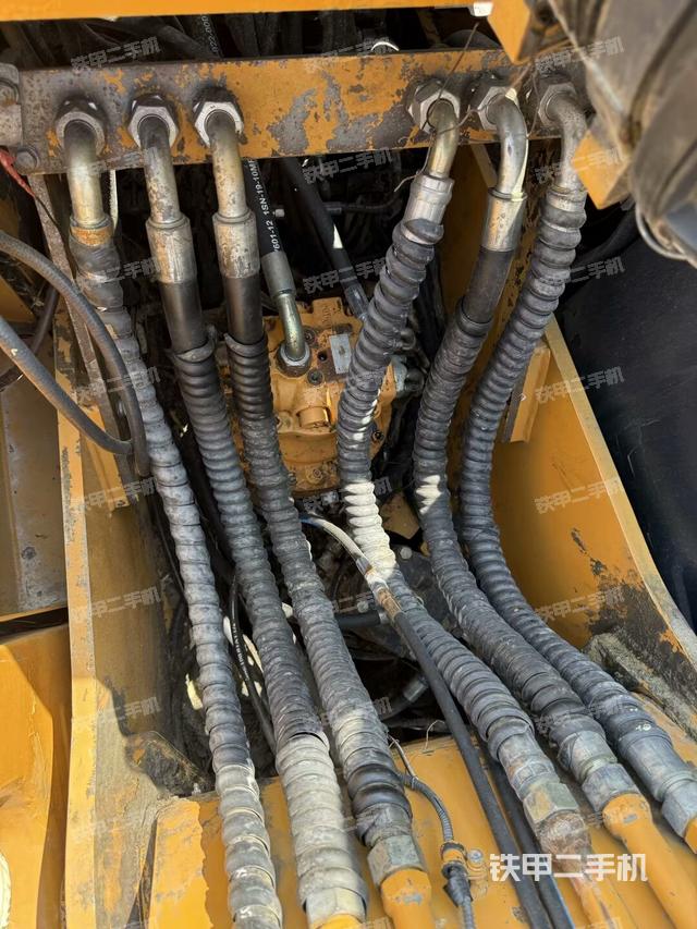 液压泵舱室正面整体（整机外观）