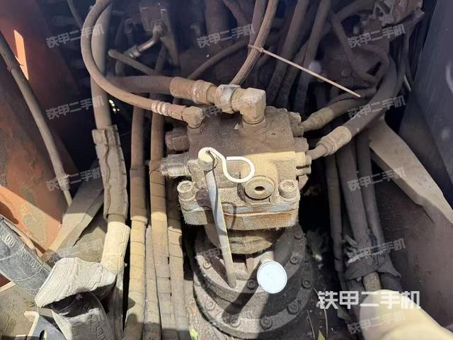 回轉(zhuǎn)馬達和主控閥(整機外觀) 回轉(zhuǎn)馬達和主控閥(整機外觀)