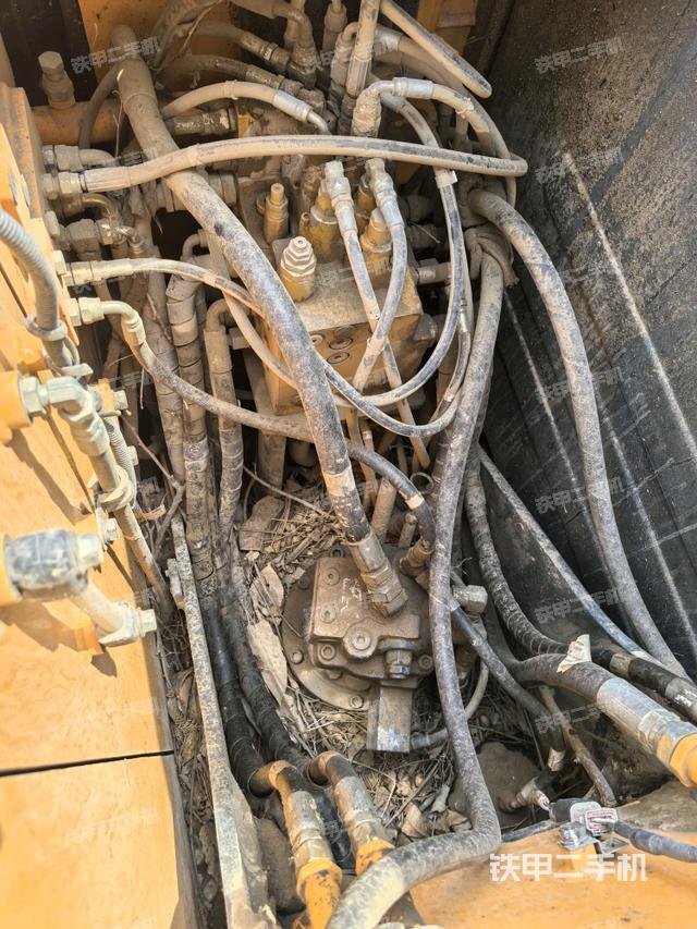 回转马达和主控阀（整机外观）