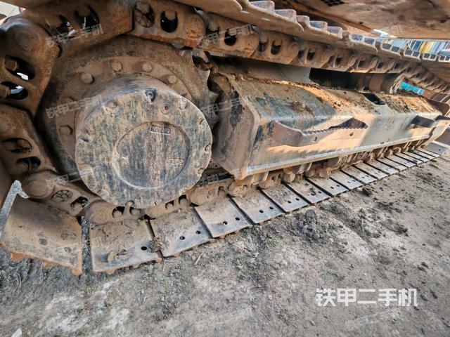 單側(cè)履帶整體(整機(jī)外觀) 單側(cè)履帶整體(整機(jī)外觀)