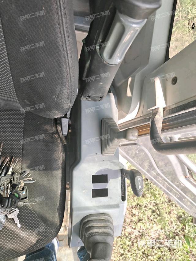 座椅左側(cè)控制臺(tái)/音響/含左手柄(駕駛室部分) 座椅左側(cè)控制臺(tái)/音響/含左手柄(駕駛室部分)