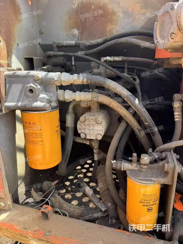 液壓泵艙室正面整體(整機外觀) 液壓泵艙室正面整體(整機外觀)