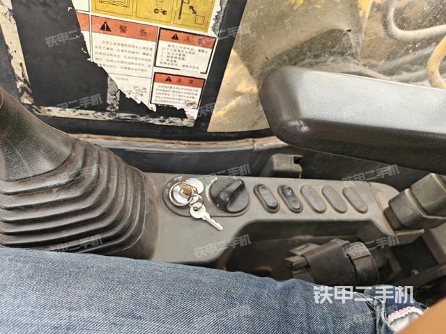 座椅左侧控制台/音响/含左手柄（驾驶室部分）