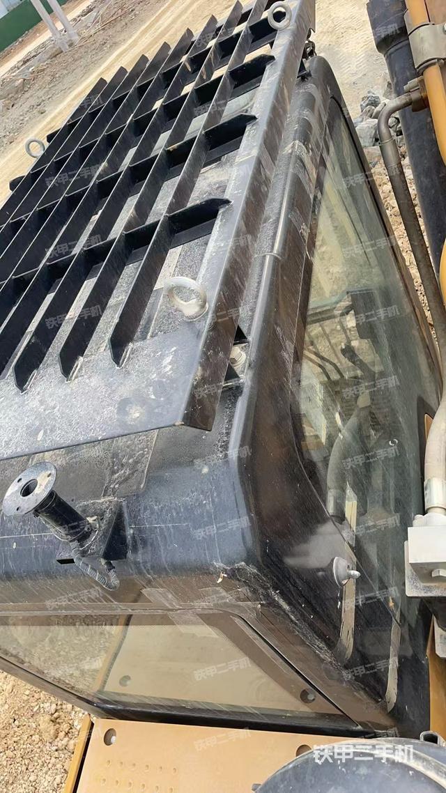 駕駛室頂部（整機外觀）