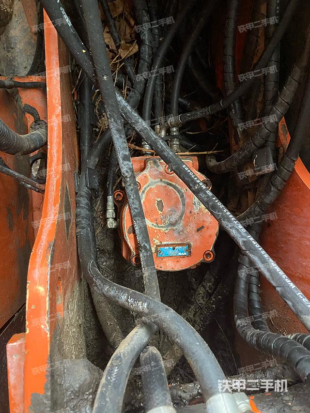 回轉(zhuǎn)馬達和主控閥(整機外觀) 回轉(zhuǎn)馬達和主控閥(整機外觀)