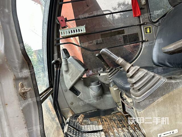 驾驶室整体(整机外观) 驾驶室整体(整机外观)