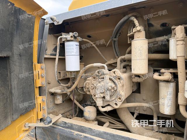 液壓泵艙室正面整體（整機(jī)外觀）