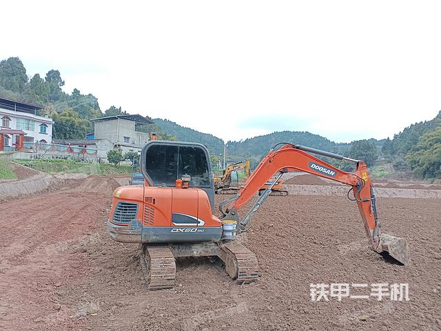 斗山DX55-9C挖掘机的设备实拍-第2张实拍照片