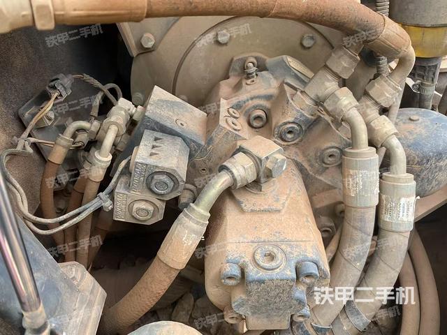 液壓泵艙室正面整體(整機外觀) 液壓泵艙室正面整體(整機外觀)