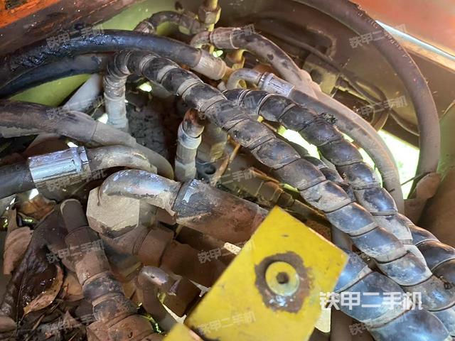 回转马达和主控阀（整机外观）