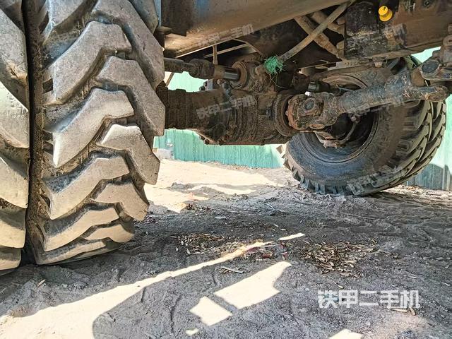 單側(cè)履帶整體(整機(jī)外觀) 單側(cè)履帶整體(整機(jī)外觀)