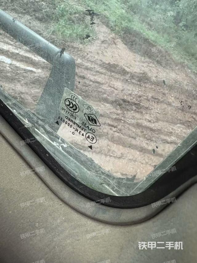 左后方玻璃角标(驾驶室部分) 左后方玻璃角标(驾驶室部分)