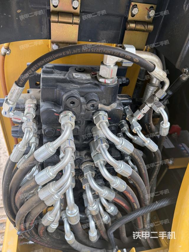 回轉(zhuǎn)馬達(dá)和主控閥（整機(jī)外觀）