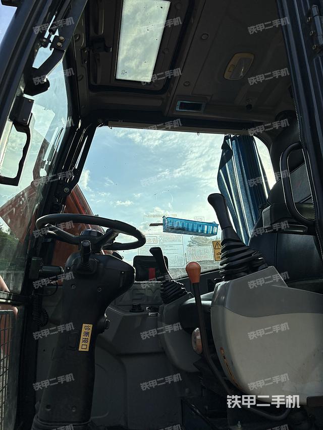 驾驶室整体(整机外观) 驾驶室整体(整机外观)