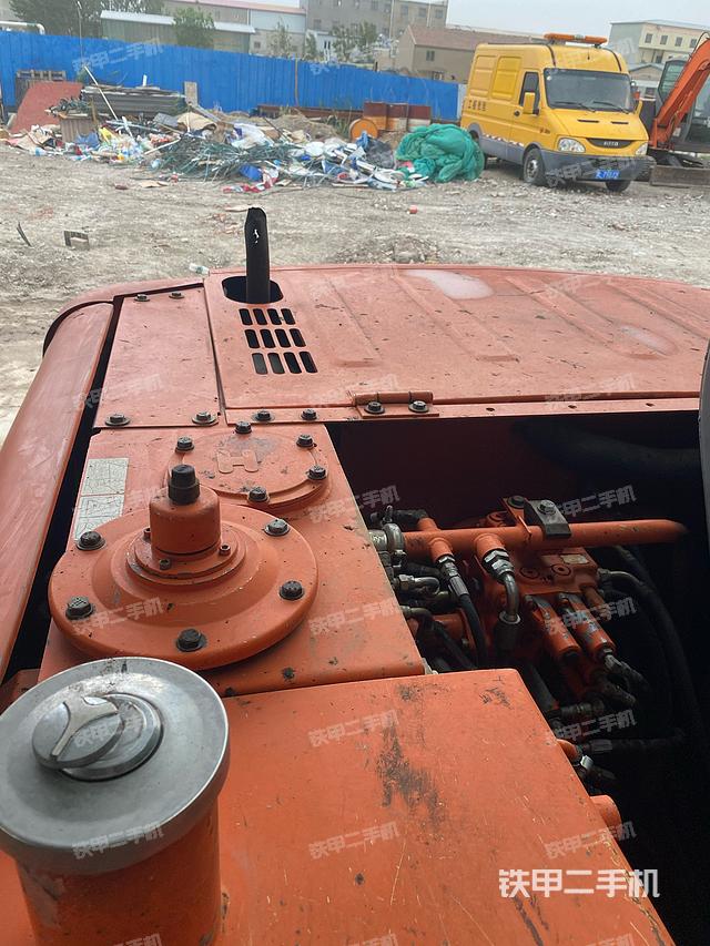 駕駛室頂部(整機外觀) 駕駛室頂部(整機外觀)