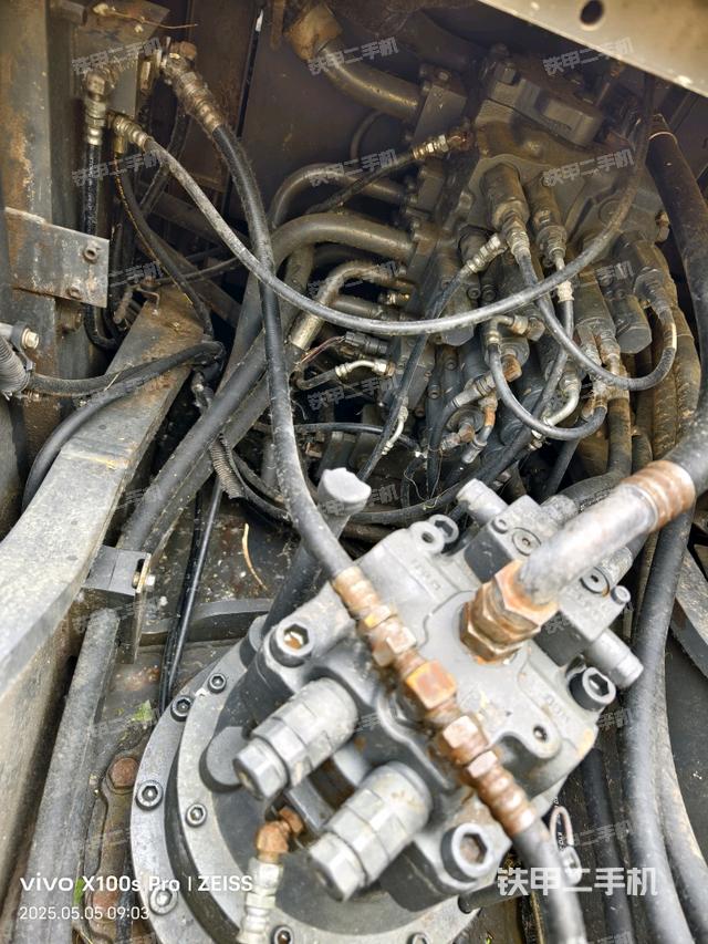 回轉(zhuǎn)馬達(dá)和主控閥(整機外觀) 回轉(zhuǎn)馬達(dá)和主控閥(整機外觀)