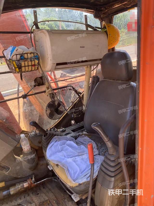 駕駛室整體(整機(jī)外觀) 駕駛室整體(整機(jī)外觀)