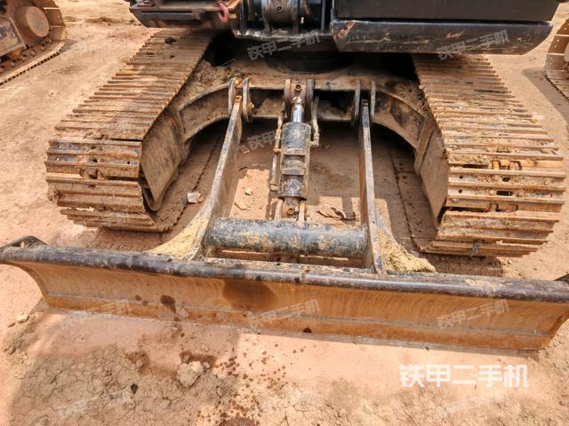 駕駛室頂部(整機(jī)外觀) 駕駛室頂部(整機(jī)外觀)