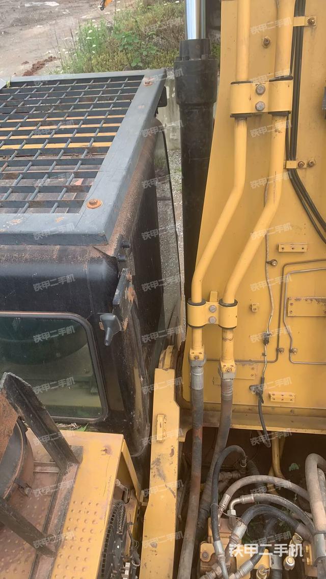 驾驶室顶部(整机外观) 驾驶室顶部(整机外观)