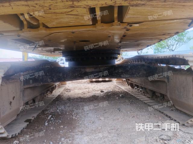 轉盤和下車架正前(工作和回轉裝置) 轉盤和下車架正前(工作和回轉裝置)