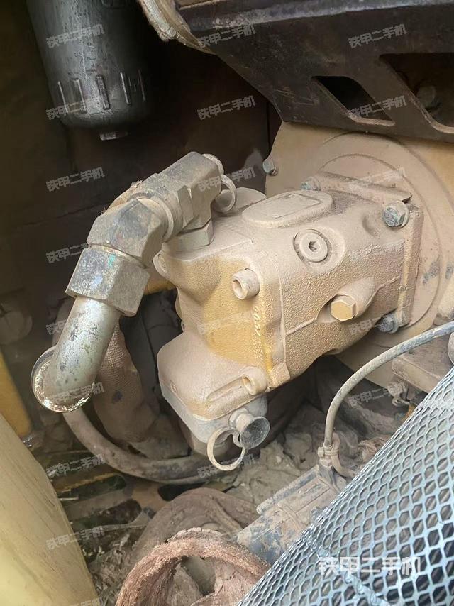 液壓泵艙室正面整體（整機外觀）