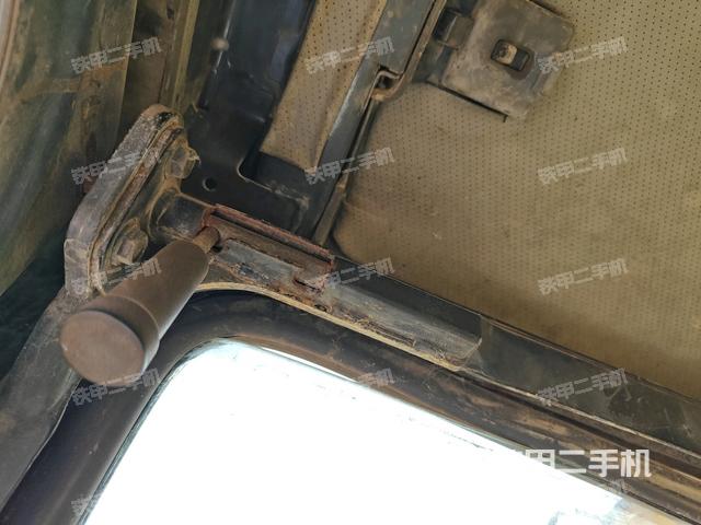 行走控制手柄和踏板?俯拍（駕駛室部分）