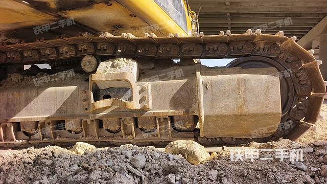 單側(cè)履帶整體(整機(jī)外觀) 單側(cè)履帶整體(整機(jī)外觀)