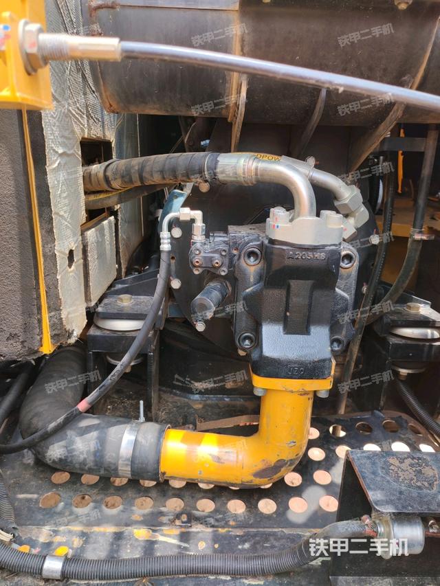 液壓泵艙室正面整體(整機(jī)外觀) 液壓泵艙室正面整體(整機(jī)外觀)