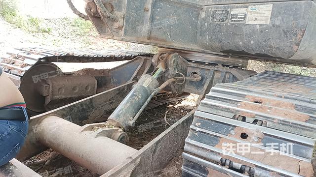 回转马达和主控阀(整机外观) 回转马达和主控阀(整机外观)