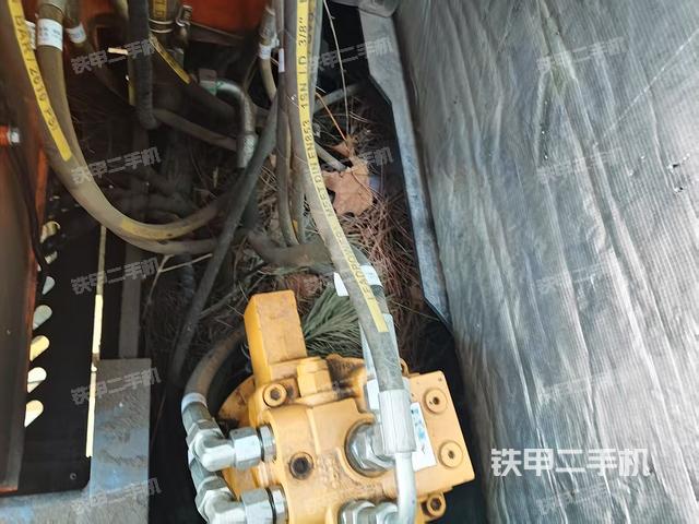 回轉(zhuǎn)馬達(dá)和主控閥(整機(jī)外觀) 回轉(zhuǎn)馬達(dá)和主控閥(整機(jī)外觀)