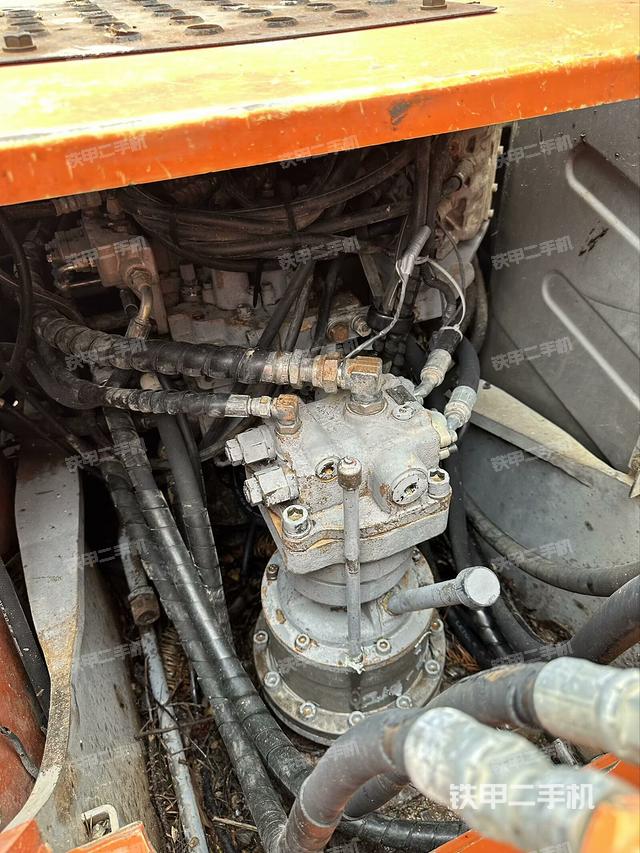 回转马达和主控阀(整机外观) 回转马达和主控阀(整机外观)